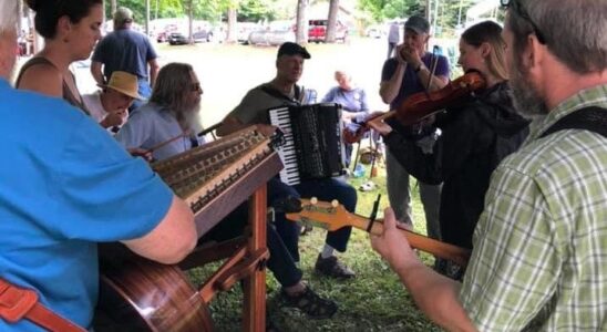 Musiker spelar fiol, dragspel, gitarr och hackbräde utomhus